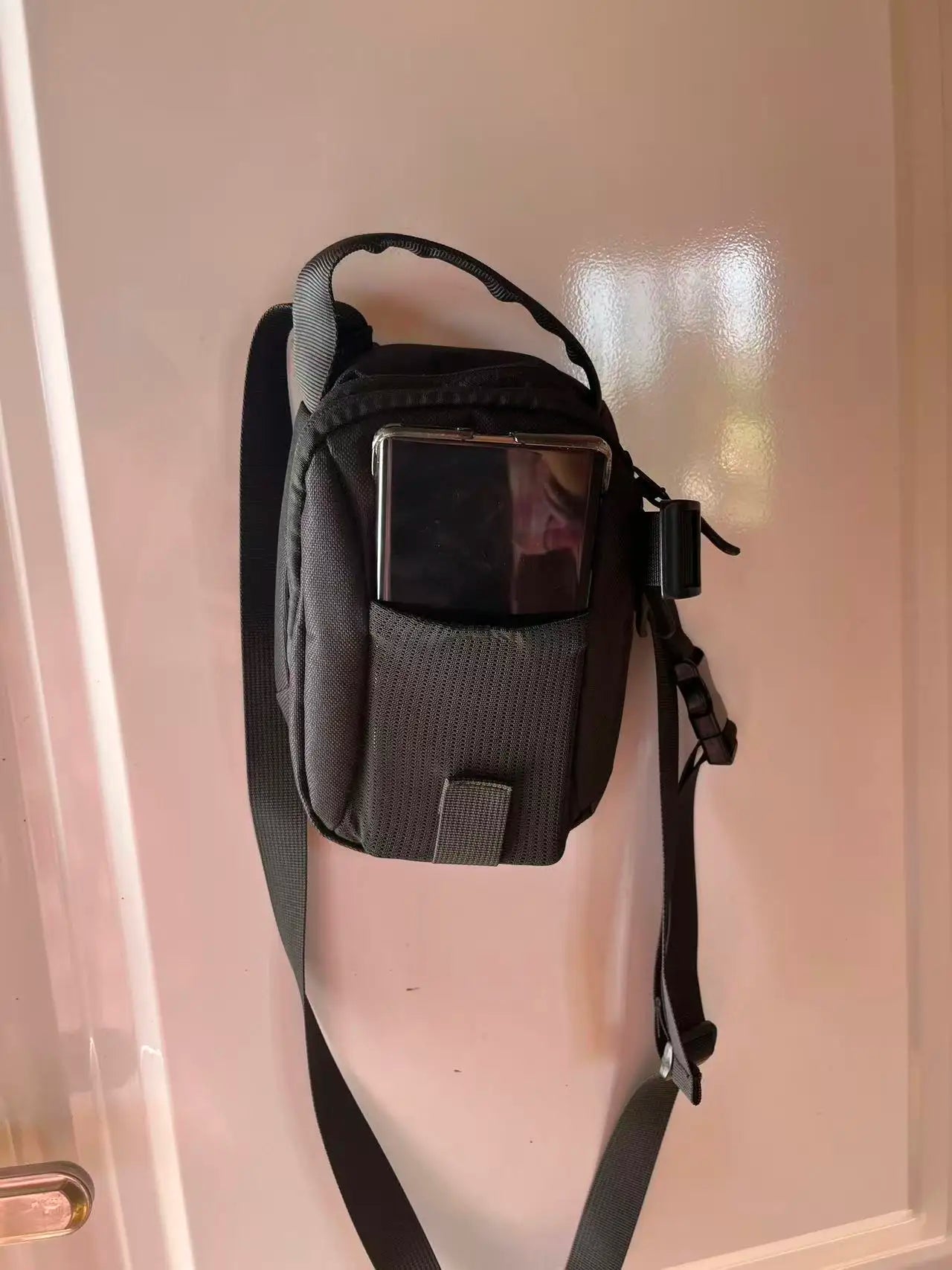 Magnetic water bottle bag, outdoor sports storage phone bag, magnetic fitness phone chest bag
