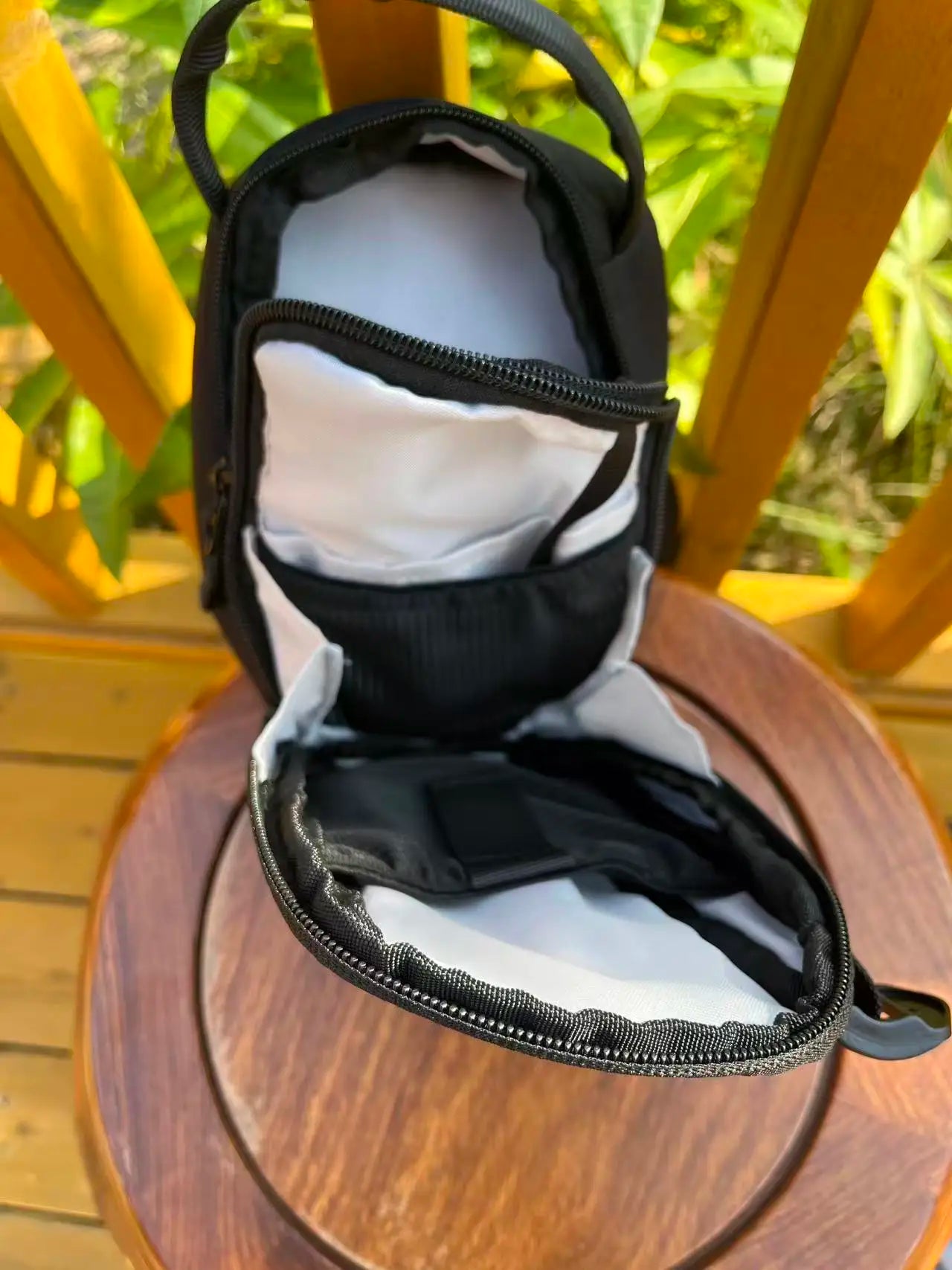 Magnetic water bottle bag, outdoor sports storage phone bag, magnetic fitness phone chest bag