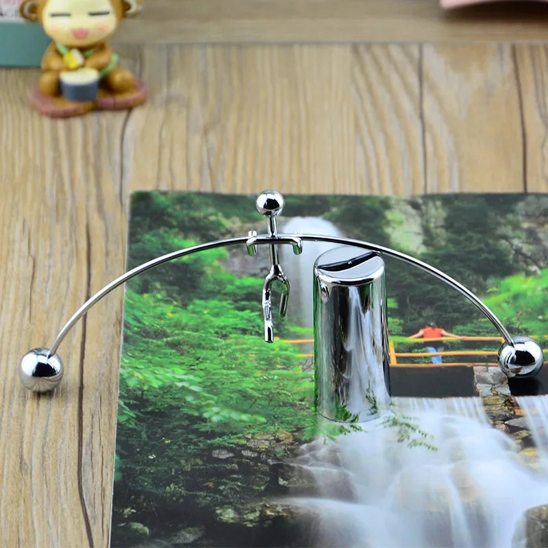 Weightlifter Mold Metal Craft Perpetual Dynamic Balancing Instrument Art Swing Kinetic Motion Toy Figurines Home Desk Decor